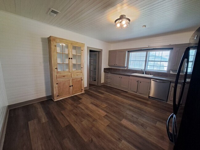 Building Photo - 208 S Andrews Dr