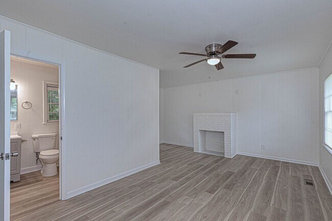 Building Photo - 2864 Hawthorne Dr