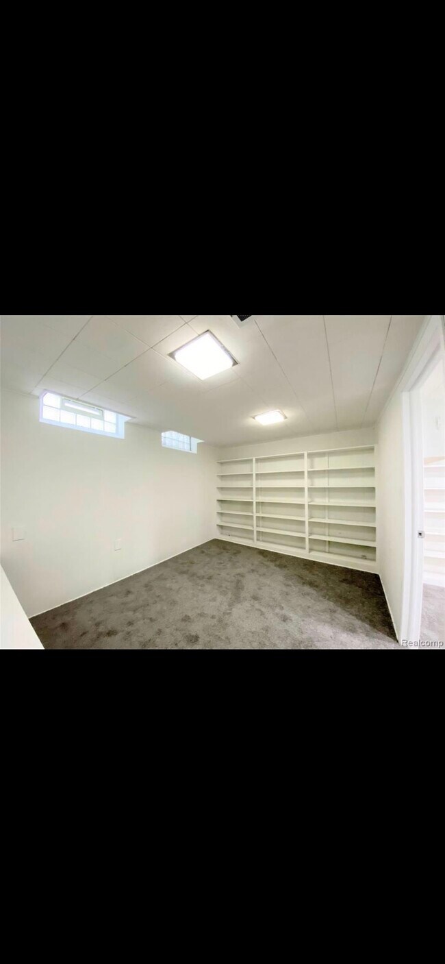 Building Photo - 22837 Sunnyside St