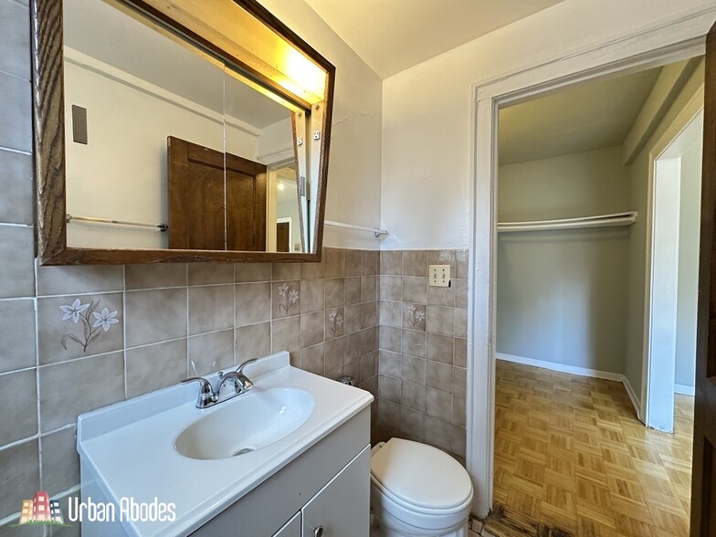 Building Photo - 727 W Belmont Ave