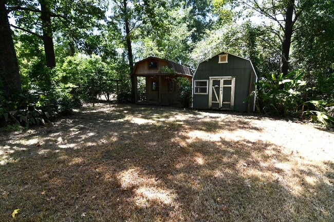 Building Photo - 3 bedroom, 1.5 bath home in quaint, well m...