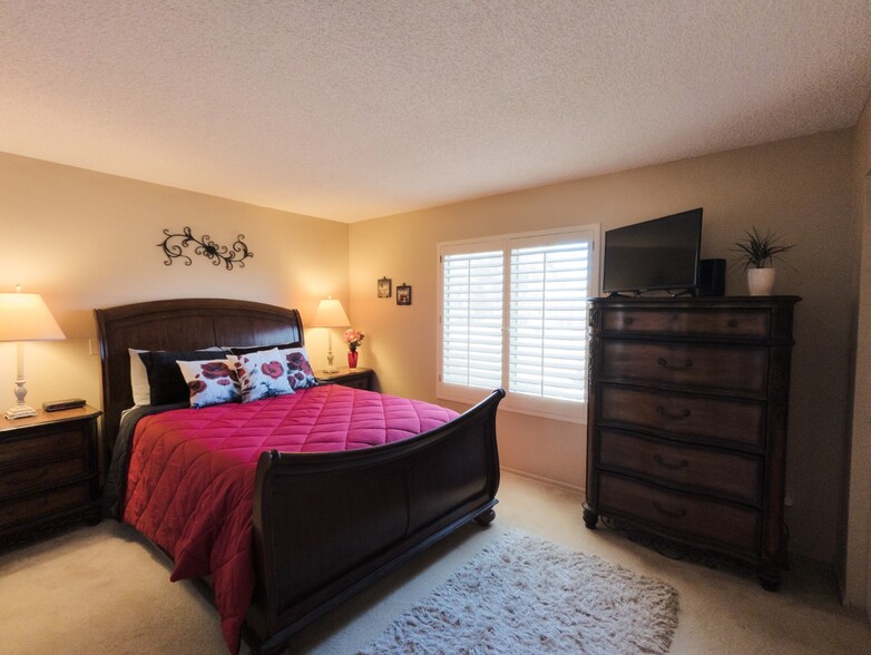 Main Bedroom w/ en suite bath - 2071 Leisure World