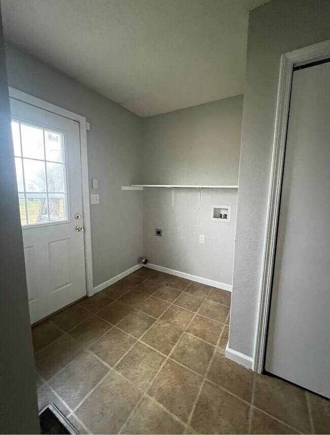 Building Photo - 3 Bed 1 Bath, Section 8 Accepted!!!