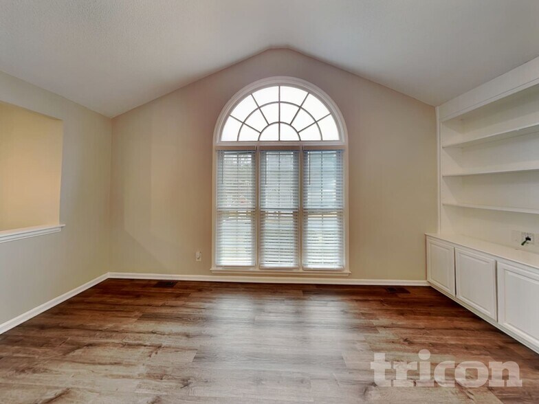 Building Photo - 703 Players Ct