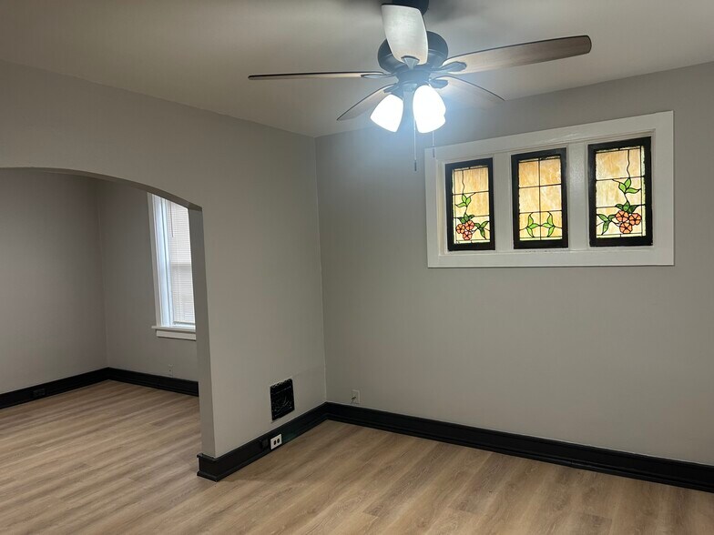 Building Photo - 4916 Winona Ave