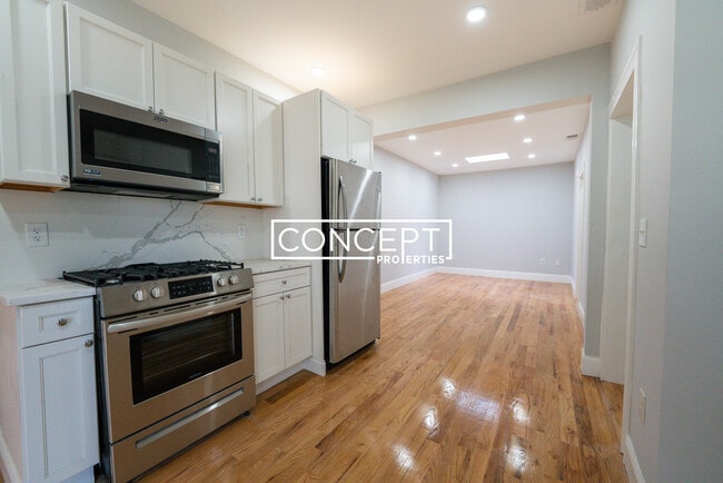 Building Photo - 372 Oxford St