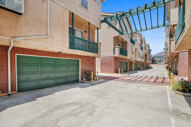 Building Photo - 319 W Duarte Rd