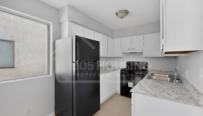Building Photo - Spacious 2-Bedroom Unit Near Kirtland Air Force Base