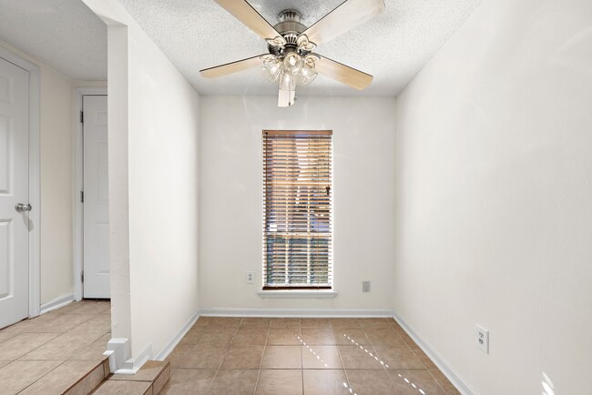 Primary Photo - 711 Holiday Dr