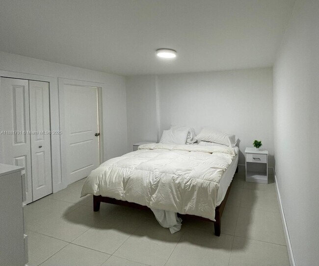 Building Photo - 8877 Collins Ave