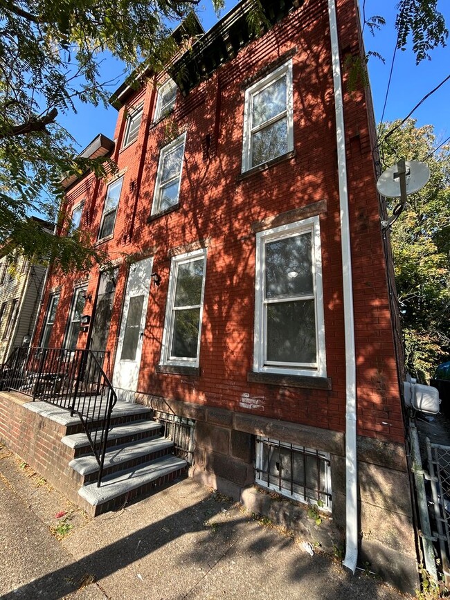 Primary Photo - 298 Rutherford Ave
