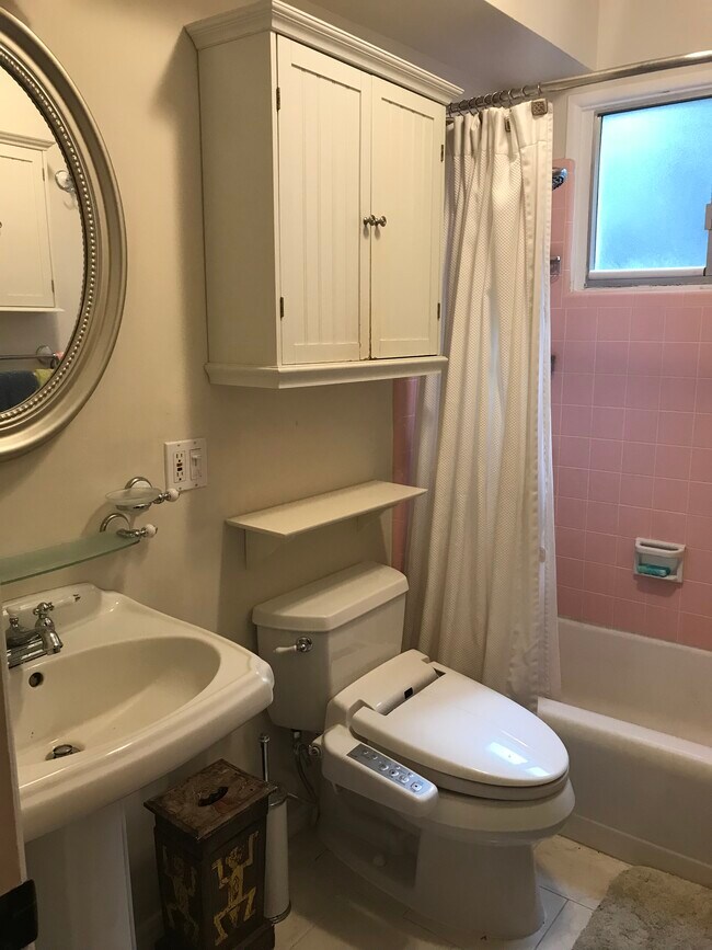 Building Photo - 332 21st St