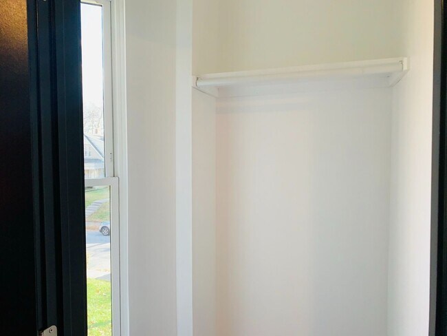 Building Photo - 3 Bedroom 2.5 Bath Just Steps from Franklin Park!!