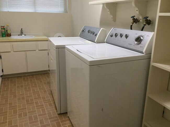 Building Photo - Very Cute and Spacious 3 BD & 2.5 Bath Home located in Kirkland-Finn Hill!