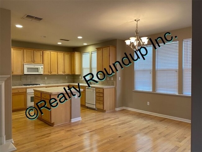 Building Photo - Gorgeous Three Bedroom In Spanos West