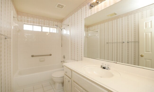 Building Photo - 7502 Holly Ct Estates Dr