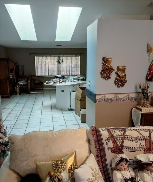 Building Photo - 564 W Central Ave