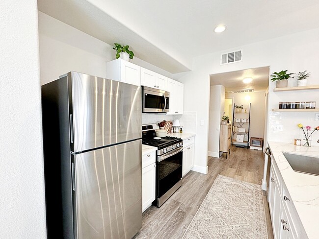 Building Photo - FULLY FURNISHED 1 BED 1 BATH CONDO GATED C...