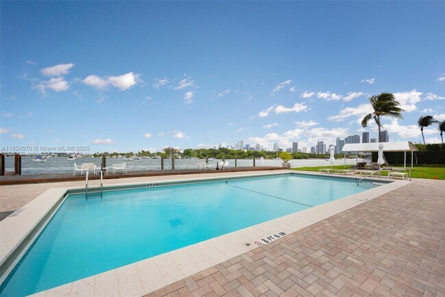 Building Photo - 1100 Venetian Way