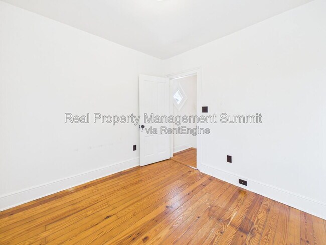 Building Photo - 523 Marquis St