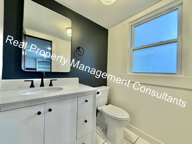 Building Photo - Spacious 4 Bedroom Home with Modern Comforts