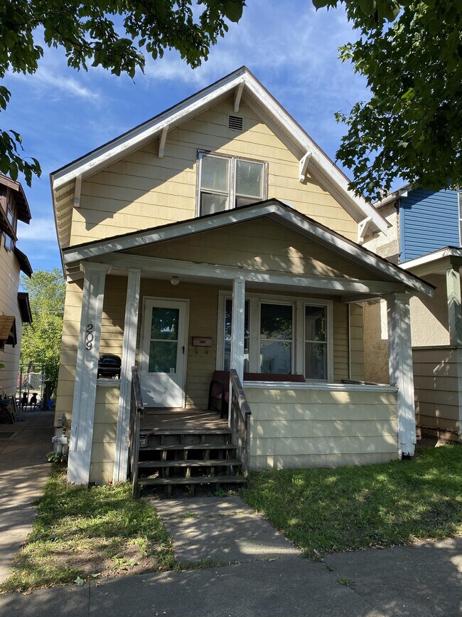Building Photo - 209 9th St S