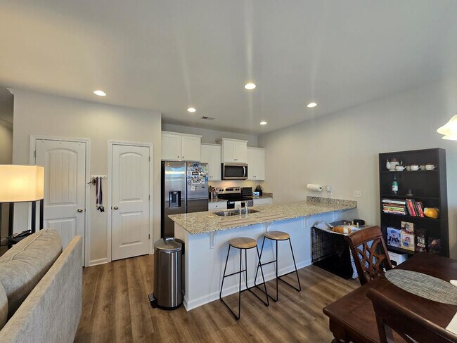 Building Photo - 1762 Snead Dr