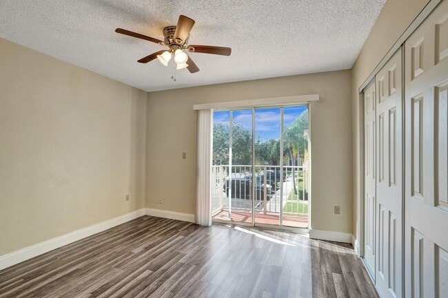 Building Photo - Townhouse with 2 Beds, 2.5 Baths, In-Unit ...