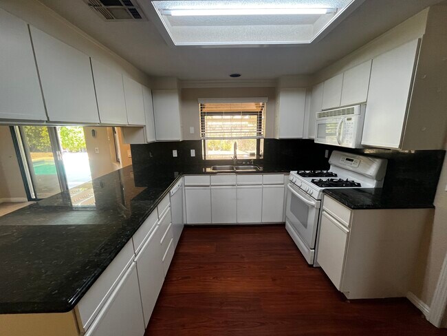 Building Photo - 2266 N Los Alamos Rd