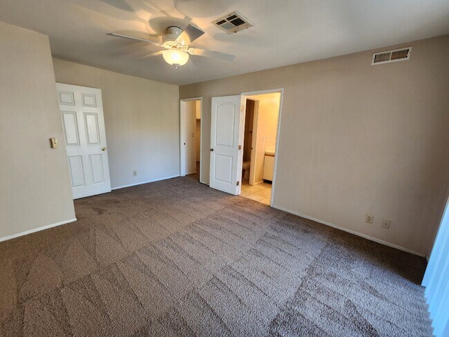 Building Photo - Lovely 2 Bed 2 Bath Downstairs Condo in Gr...