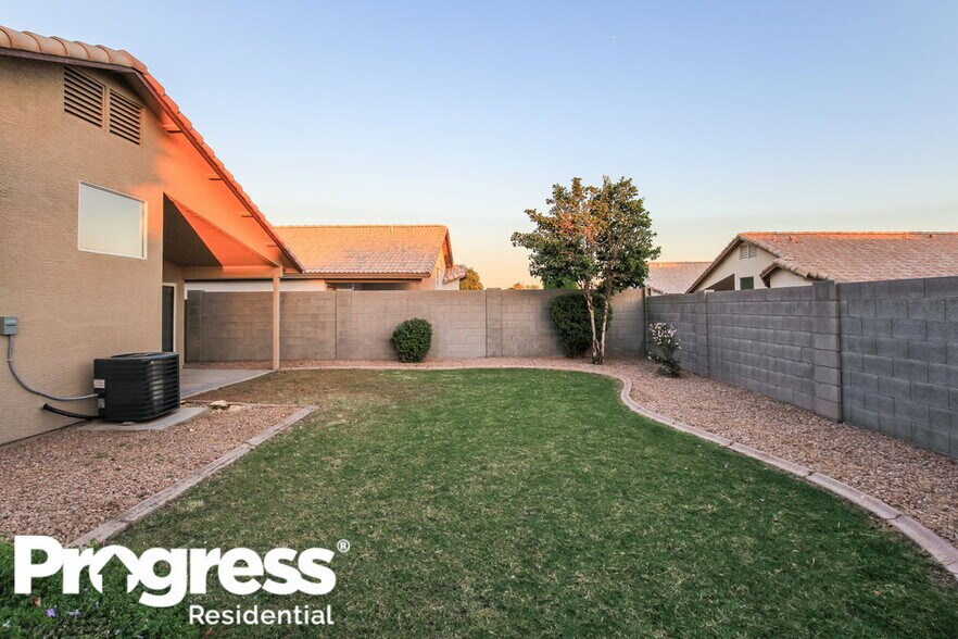 Building Photo - 8547 W Laurel Ln