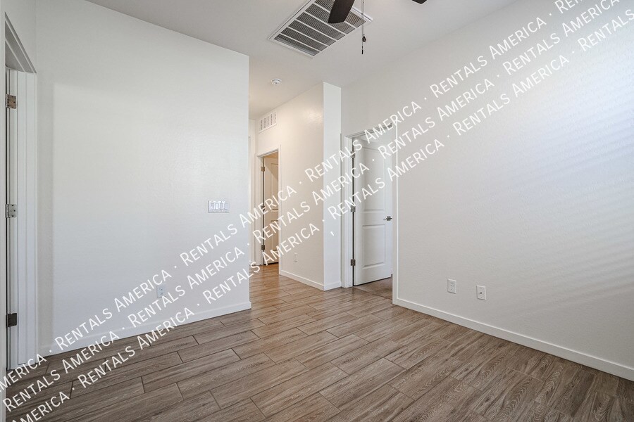 Building Photo - 9826 W Trumbull Rd