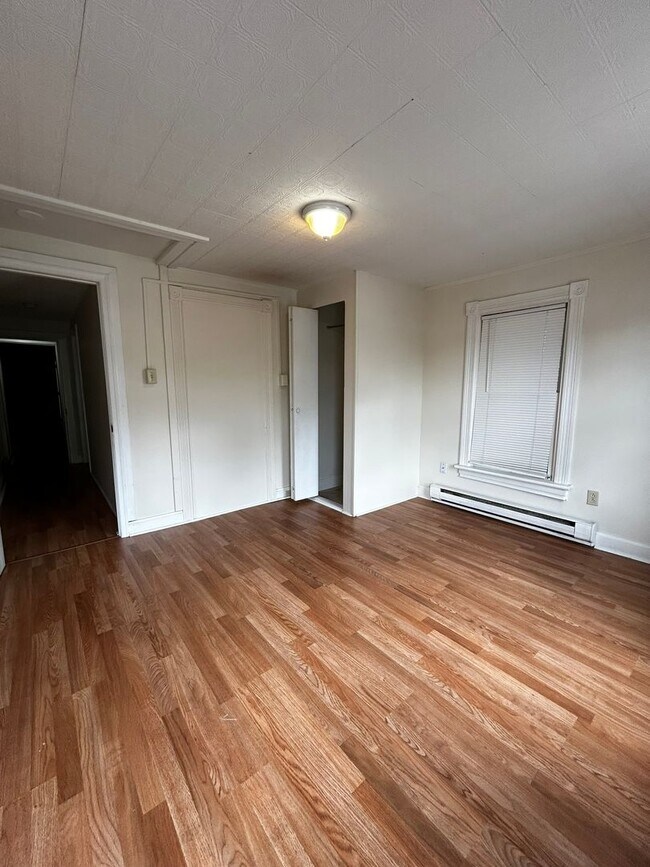 Building Photo - 3 bedroom, 1 bath, 2 story half double house