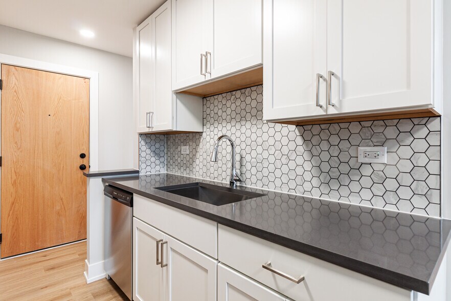 Building Photo - 520 W Aldine Ave