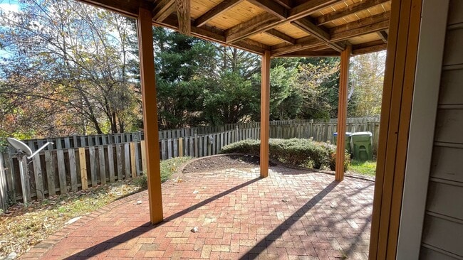 Building Photo - End Unit Townhouse in North Stafford