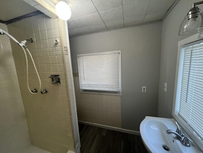 Building Photo - Large 1BR in Wayland