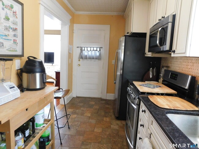 Building Photo - 195B Pequot Ave