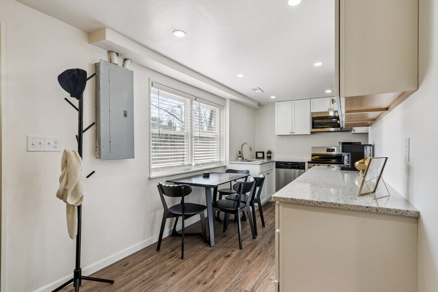 Building Photo - 1219 Oakcrest St