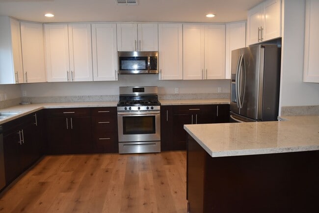 Building Photo - 3 Bedroom 1 Bath Upgraded Home with Large ...