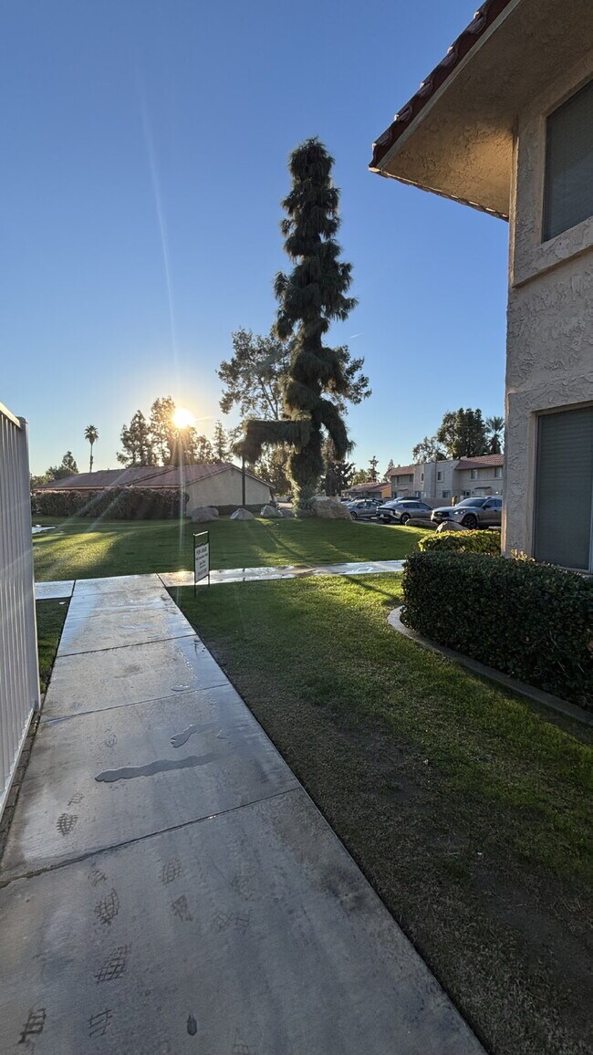 Building Photo - 2 Bedrooms Townhome Availble For Rent in Indio