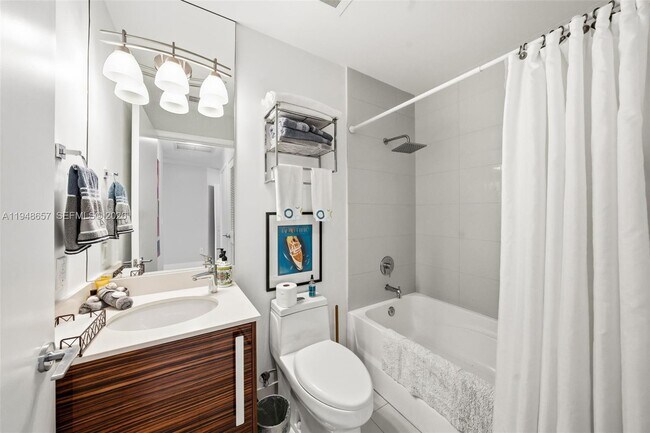 Building Photo - 2020 N Bayshore Dr