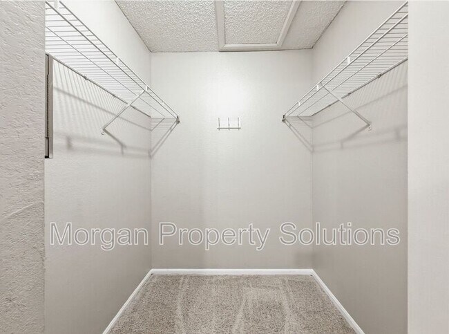 Building Photo - 5112 Park Central Dr