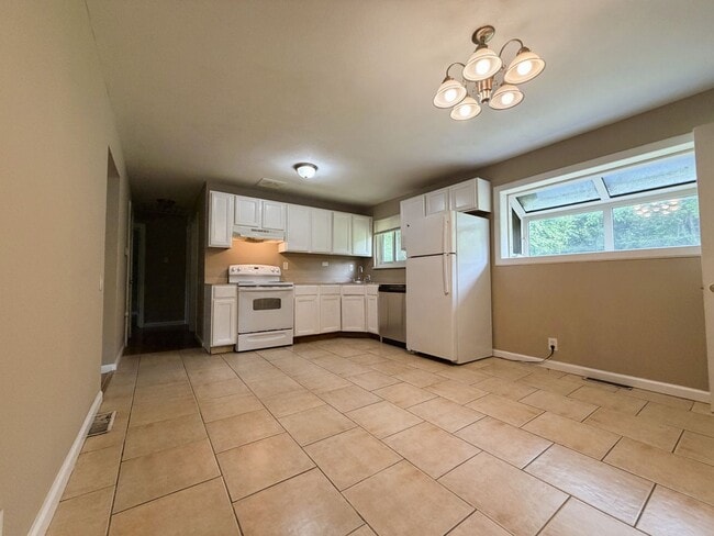 Building Photo - Spacious 3 Bedroom Rental - Ready for Immediate Move-in!