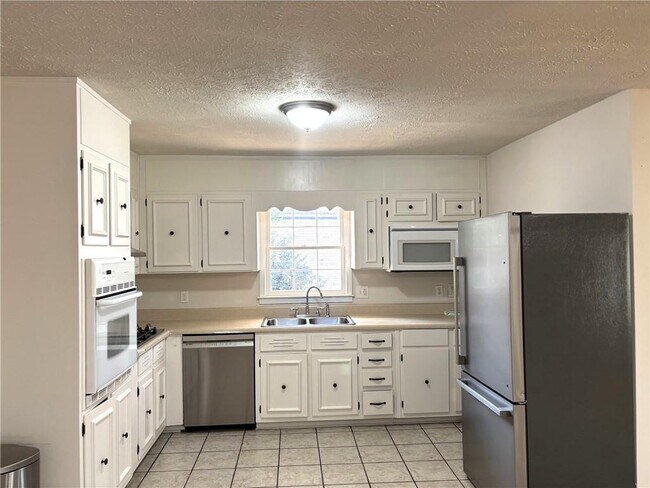 Building Photo - 4359 Parkview Dr