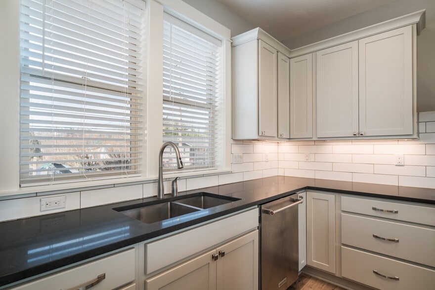 kitchen - 1605 SE Yukon St