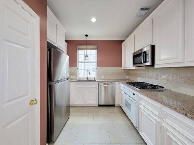 Building Photo - Great opportunity to lease a wonderful town home in the Montrose /Midtown location and within eas...