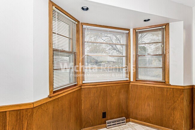 Building Photo - Large 3 bedroom , 2 bath home