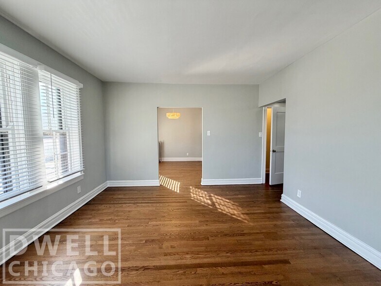 Building Photo - 1601 W Thome Ave