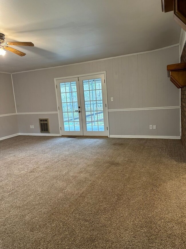 Building Photo - Large Home on the Eastside on a deadened street - Pre Lease