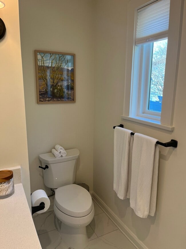 Owner Bath - 1211 E 2nd St